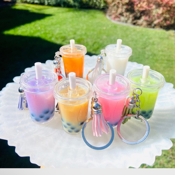 Liquid Moving Bobs Milk Tea Keychain - Picture 5 of 6